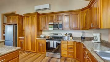 Réfrigérateur, micro-ondes, plaque de cuisson, lave-vaisselle