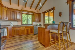 Fridge, microwave, stovetop, dishwasher