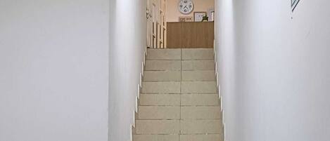Una escalera con escalones color beige que conduce a una plataforma.