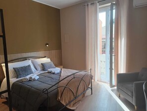 1 sovrum, skrivbord, resesäng och wi-fi