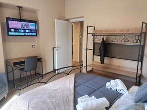 1 sovrum, skrivbord, resesäng och wi-fi