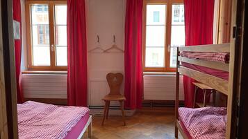 Habitación cuádruple familiar | Wifi gratis y ropa de cama