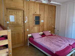 Habitación cuádruple familiar | Wifi gratis y ropa de cama