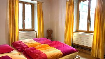 Habitación con 2 camas individuales | Wifi gratis y ropa de cama