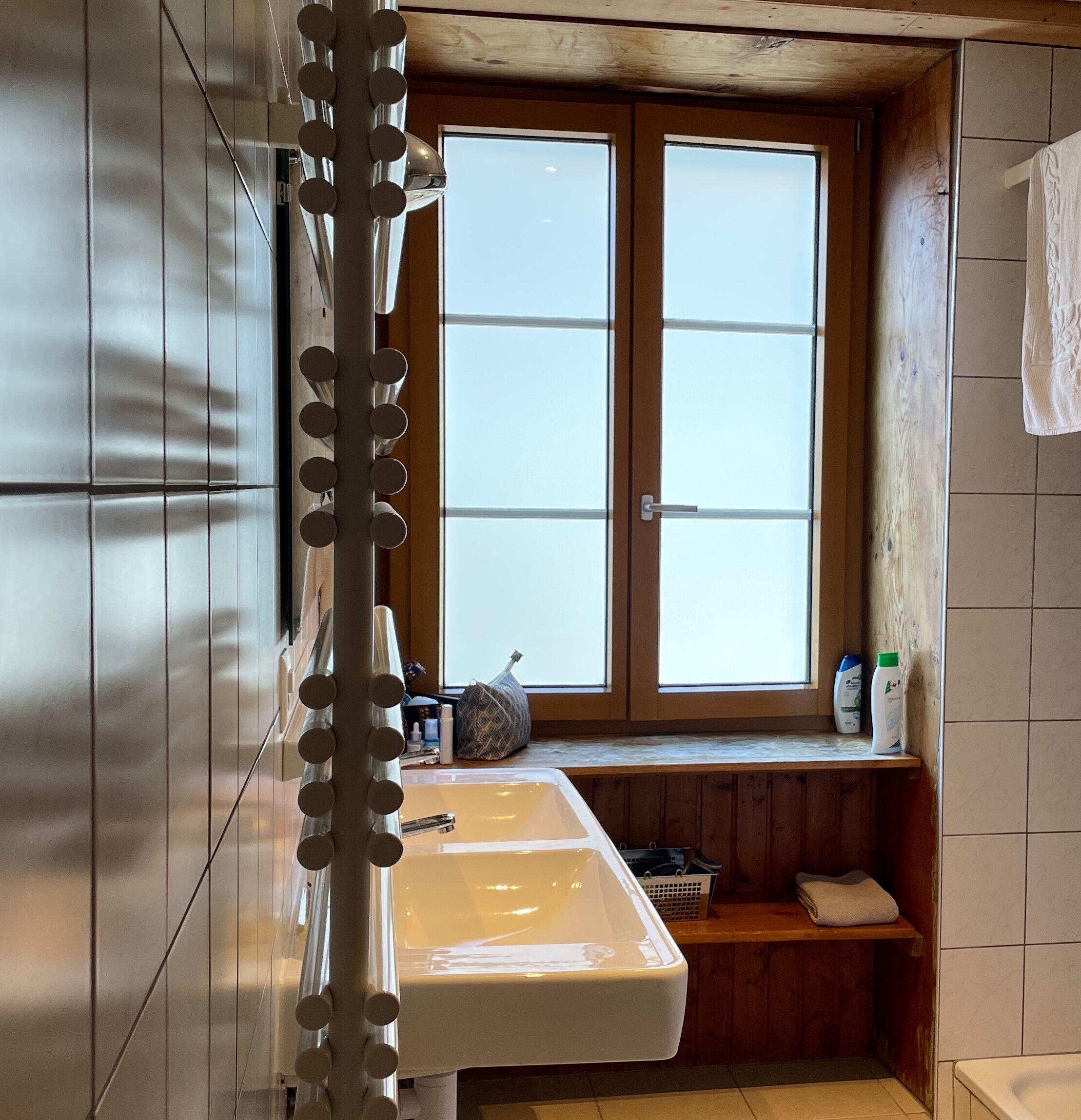 Dusche, Haartrockner, Handtücher, Toilettenpapier