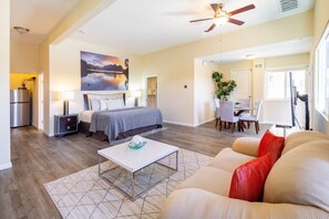 1 soverom, skrivebord, strykejern/-brett og reiseseng for barn