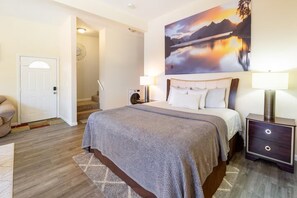 1 soverom, skrivebord, strykejern/-brett og reiseseng for barn