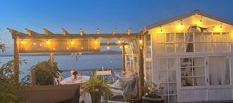 Oceanfront, beach access Cozy bed & breakfast loaded  amenities , Sunny Saltair