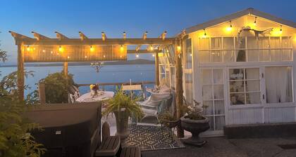 Oceanfront, beach access Cozy bed & breakfast loaded amenities , Sunny Saltair