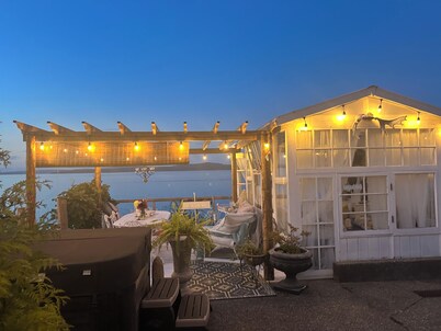 Oceanfront, beach access Cozy bed & breakfast loaded  amenities , Sunny Saltair