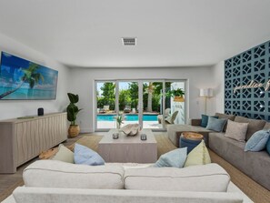 Smart TV - Paradise Point by DecaStay - Private Pickleball Court, Walk to Beach (Marco Island)