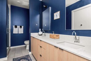 Douche, séchoir à cheveux, serviettes fournies, shampooing