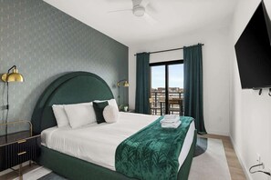 6 chambres, fer et planche à repasser, lit de bébé portatif