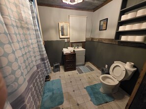 Baignoire Ă jets, sĂšche-cheveux, serviettes fournies, savon