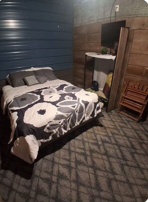 2 bedrooms, desk, free WiFi, bed sheets - Great place for allot of fun events & all your people under 1 roof low cost! (Hunnewell)