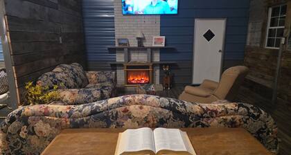 Charming 2-bedroom cabin with WiFi, AC in tranquil Hunnewell