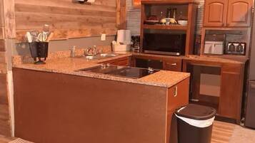 Réfrigérateur, micro-ondes, four, plaque de cuisson