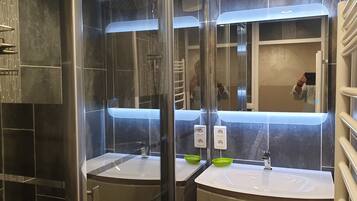 Een douche, een haardroger, handdoeken, toiletpapier