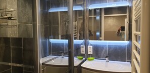 Een douche, een haardroger, handdoeken, toiletpapier