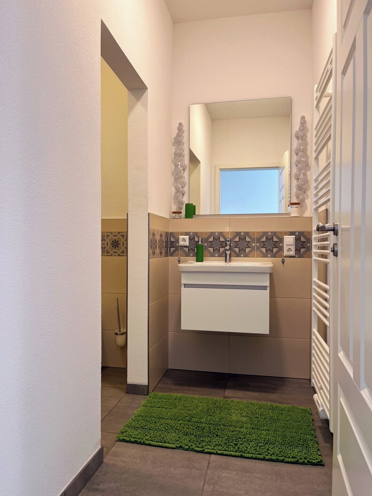 Haartrockner, Handtücher, Seife, Toilettenpapier