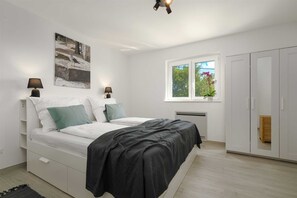 3 bedrooms, iron/ironing board, free WiFi, bed sheets