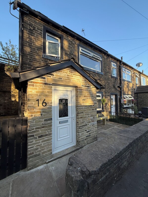 Exterior detail - Charming 1-bedroom house in Northowram Halifax with WiFi and work Desk (Northowram)