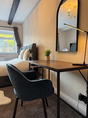 1 bedroom, desk, iron/ironing board, WiFi - Charming 1-bedroom house in Northowram Halifax with WiFi and work Desk (Northowram)