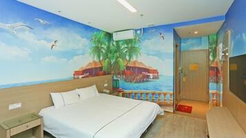 Habitación de hotel con cama, mesita de noche, televisor y un mural de paisaje tropical.