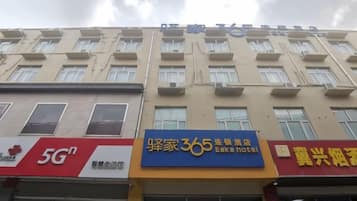 Un hotel con un letrero que dice 'Eakin hotel' y un letrero de '5G'.