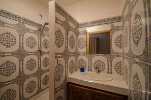 Habitación triple familiar, vista al jardín | Baño
