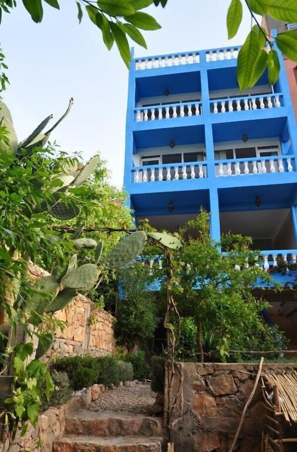 Vista frontal de la propiedad