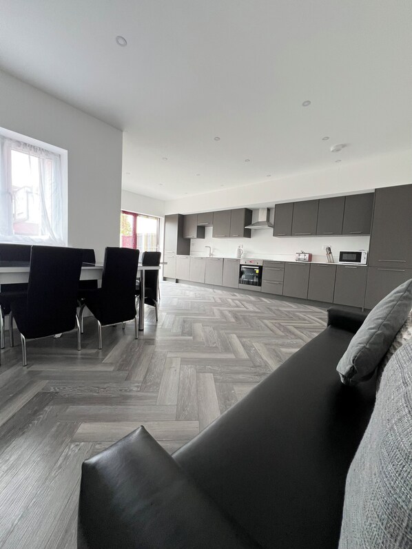 Interior - Terrific 5bedroom house with WiFi ,2 min walk to RedBridge underground station (Ilford)