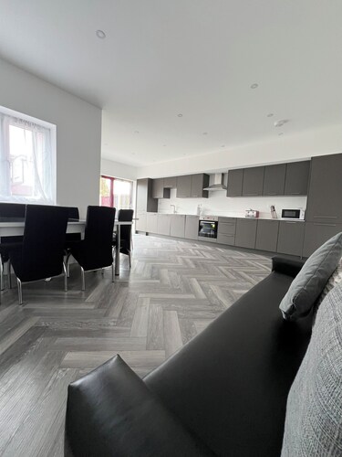 Terrific 5bedroom house with WiFi ,2 min walk to RedBridge underground station