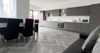 Terrific 5bedroom house with WiFi ,2 min walk to RedBridge underground station