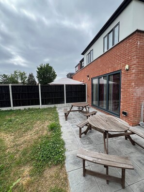 Outdoor dining - Terrific 5bedroom house with WiFi ,2 min walk to RedBridge underground station (Ilford)
