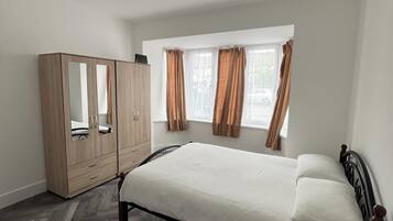 5 bedrooms, iron/ironing board, WiFi, bed sheets