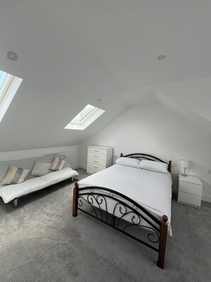5 bedrooms, iron/ironing board, WiFi, bed sheets - Terrific 5bedroom house with WiFi ,2 min walk to RedBridge underground station (Ilford)