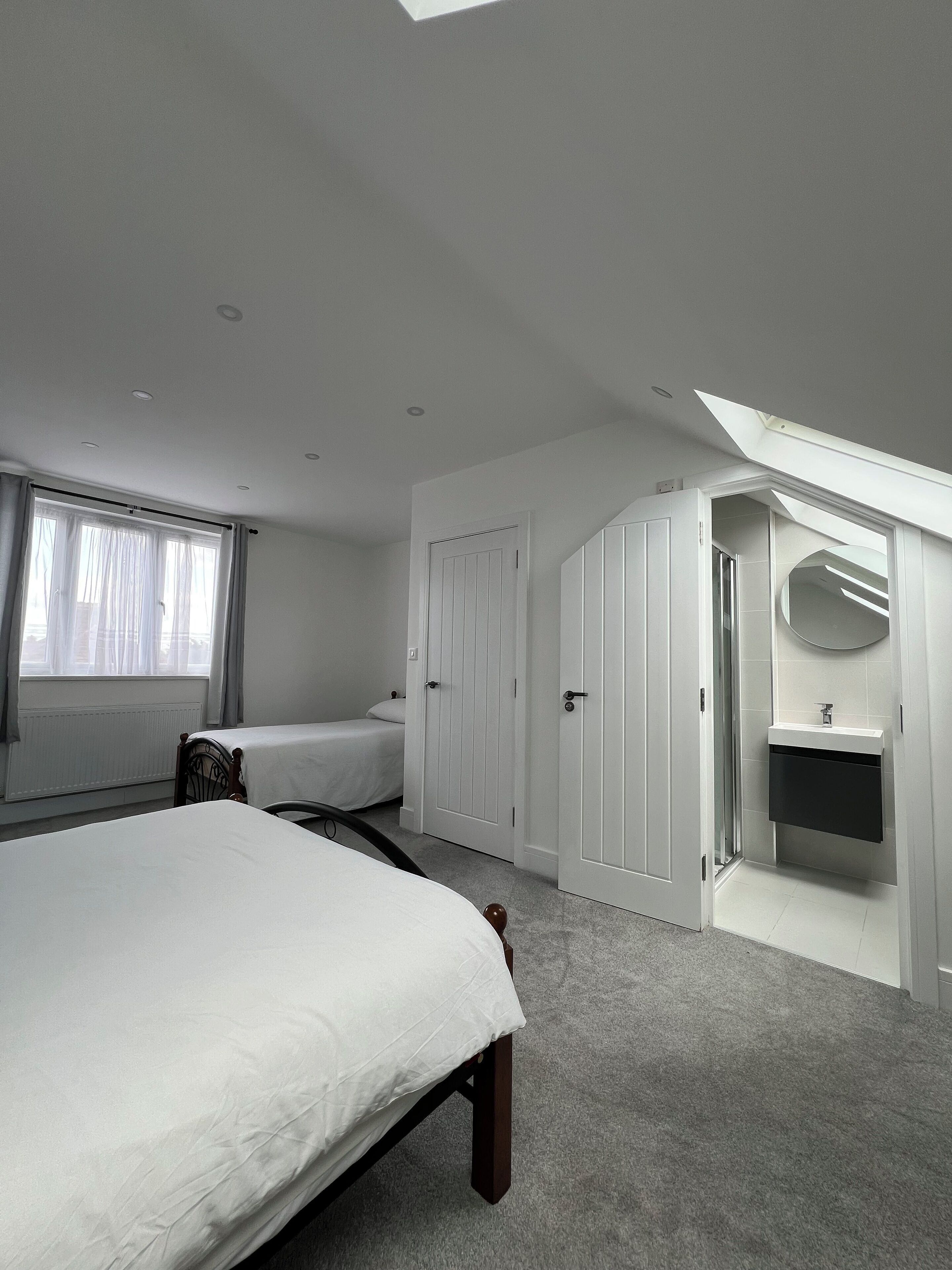 5 bedrooms, iron/ironing board, WiFi, bed sheets