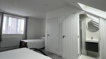 5 bedrooms, iron/ironing board, WiFi, bed sheets