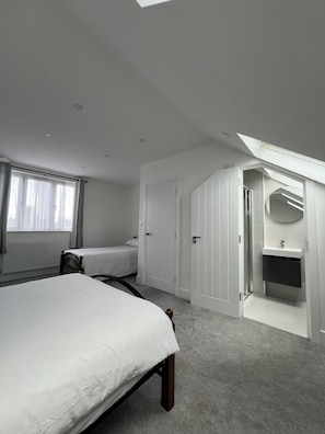 5 bedrooms, iron/ironing board, WiFi, bed sheets - Terrific 5bedroom house with WiFi ,2 min walk to RedBridge underground station (Ilford)