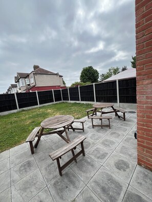 Outdoor dining - Terrific 5bedroom house with WiFi ,2 min walk to RedBridge underground station (Ilford)