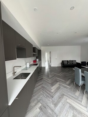 Microwave, oven, stovetop, dishwasher - Terrific 5bedroom house with WiFi ,2 min walk to RedBridge underground station (Ilford)