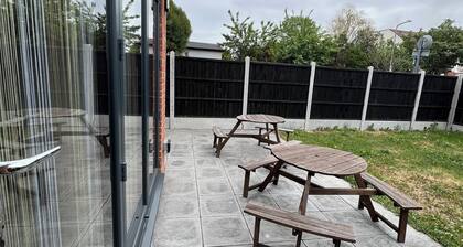 Terrific 5bedroom house with WiFi ,2 min walk to RedBridge underground station