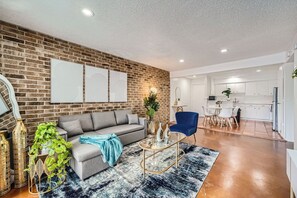 Smart TV - 2B Getaway | Steps 2 Dtwn | Sleeps 6 | Pool + Prkg (Austin)