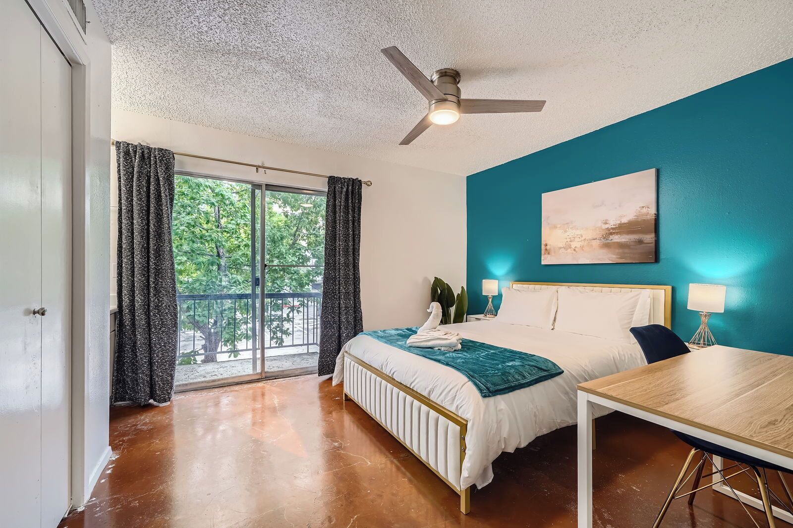 2 bedrooms, desk, iron/ironing board, WiFi (free)