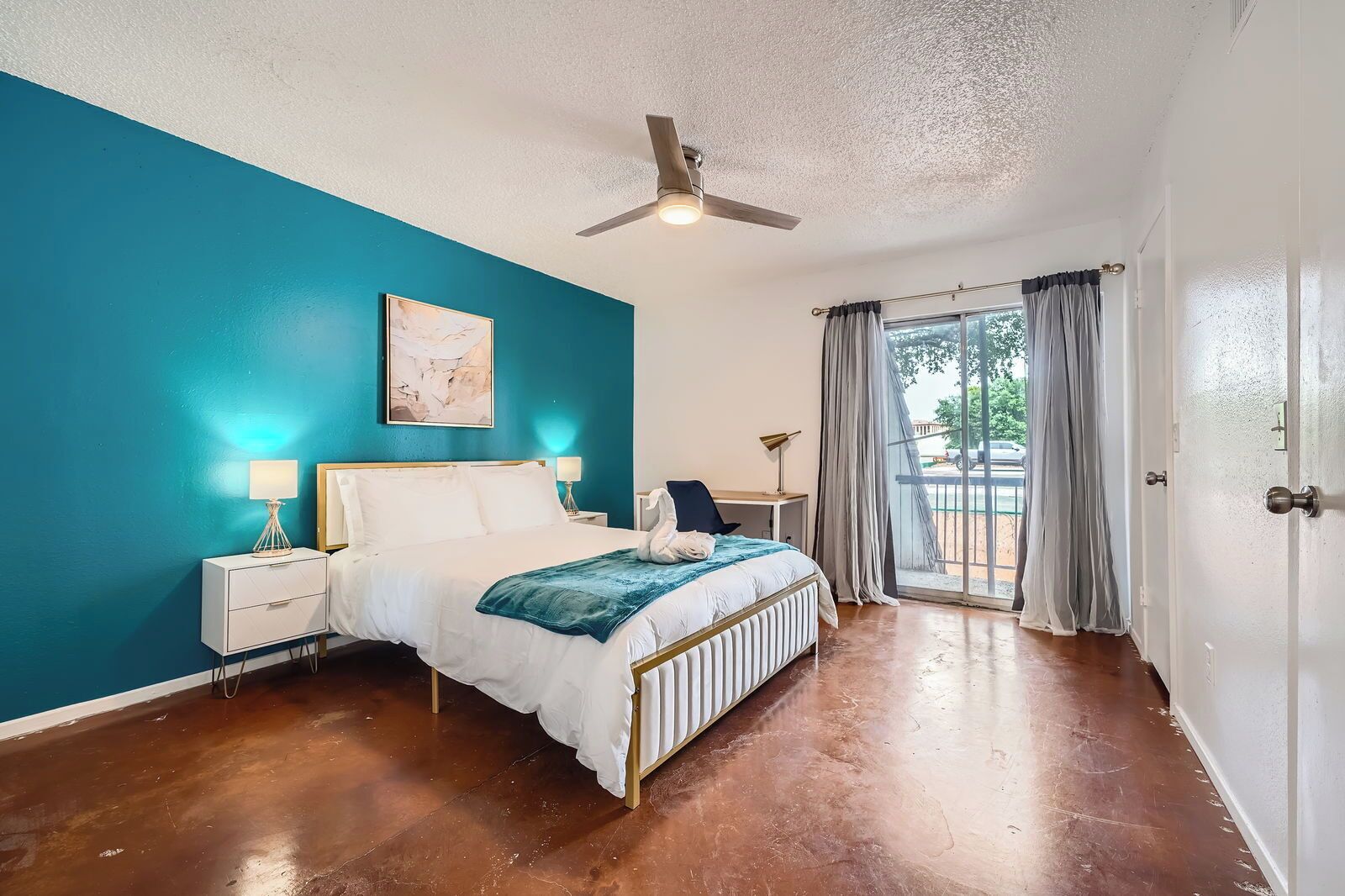 2 bedrooms, desk, iron/ironing board, WiFi (free)