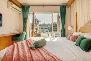 A hotel room with a bed, a desk, and a view of the city. - Hangzhou William Toffee Hotel (Zhejiang University) (Hangzhou)