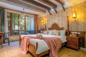 A bedroom with a wooden bed, a nightstand, a chair, and a window with curtains. - Hangzhou William Toffee Hotel (Zhejiang University) (Hangzhou)