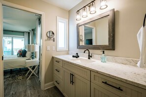 Regadera, secadora de cabello, toallas, papel de baño 