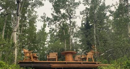 Payne Lake Wilderness Huts - Camper A18
A cozy camper near a quiet lake!